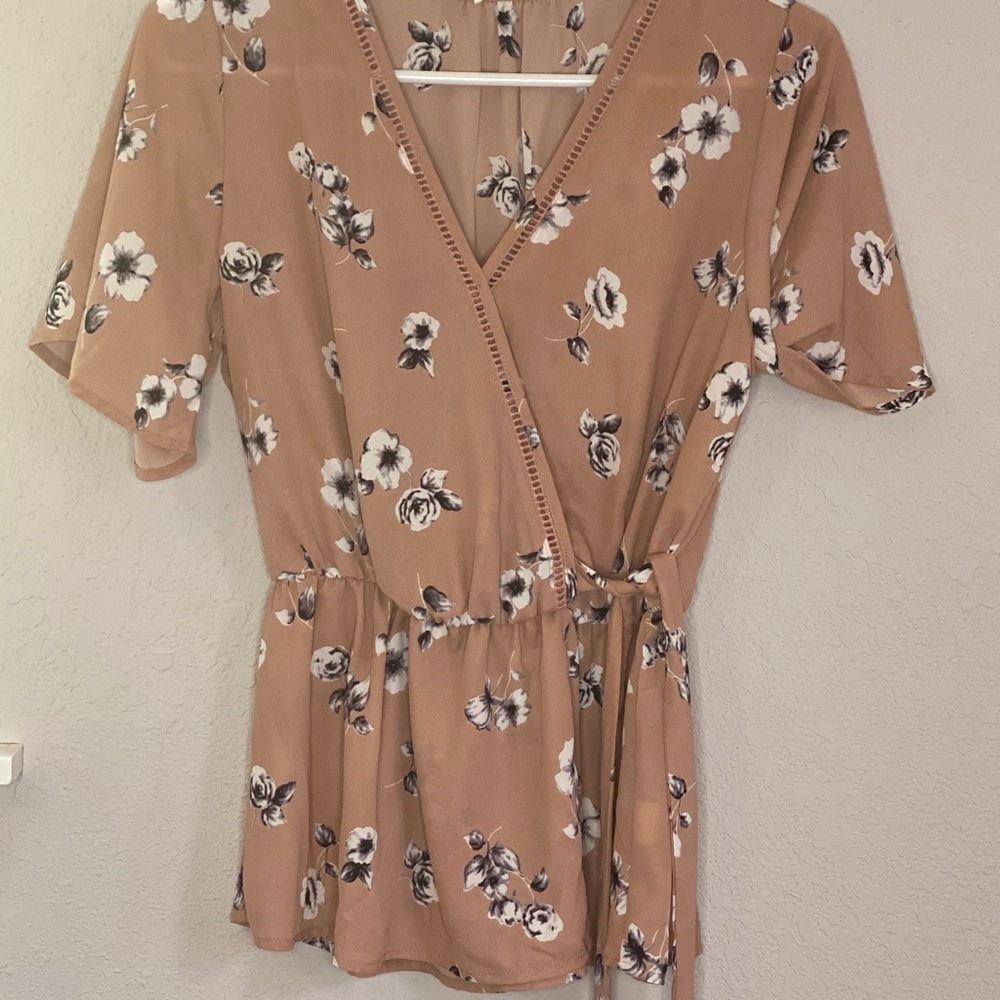 Short sleeved floral blouse with side tie